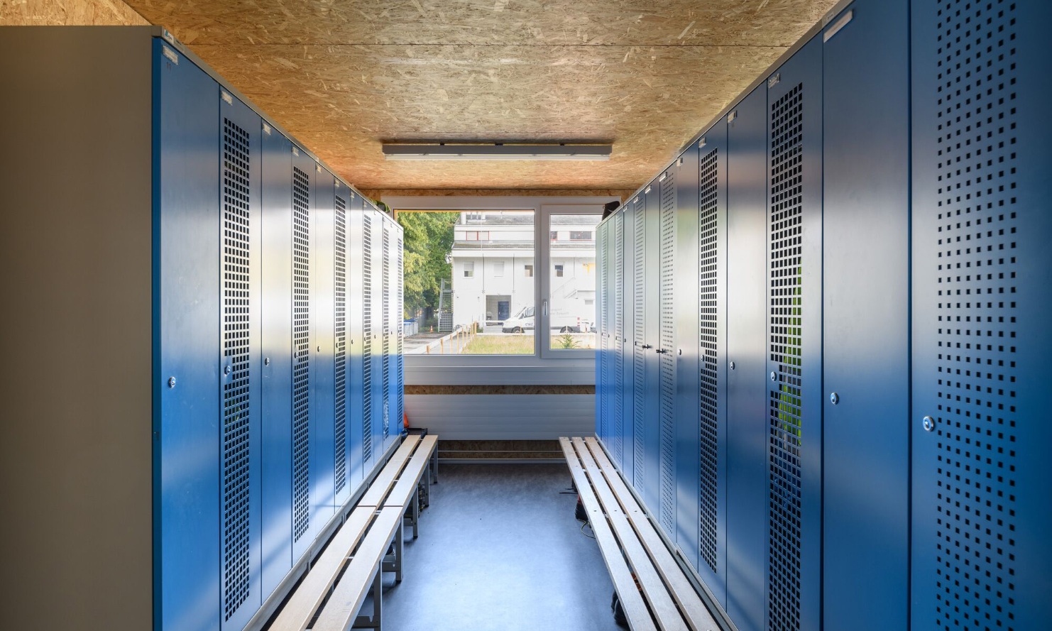 Changing room with blue lockers in the temporary ewz office in Altstetten<br/><br/>