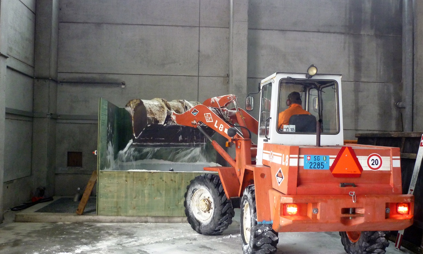 A tyre loader feeds a module conveyor system with salt