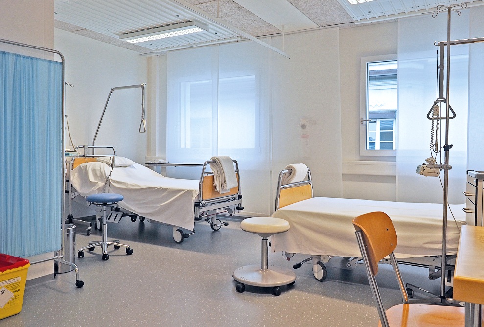 Vue intérieure d’un module dans l’hôpital provisoire de St. Clara. Le module est meublé comme une chambre de patient pour deux personnes.