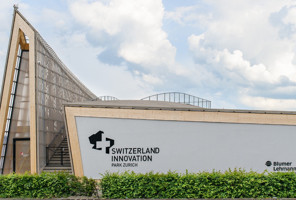 Vue de la construction achevée du Switzerland Innovation Park avec haie verte.